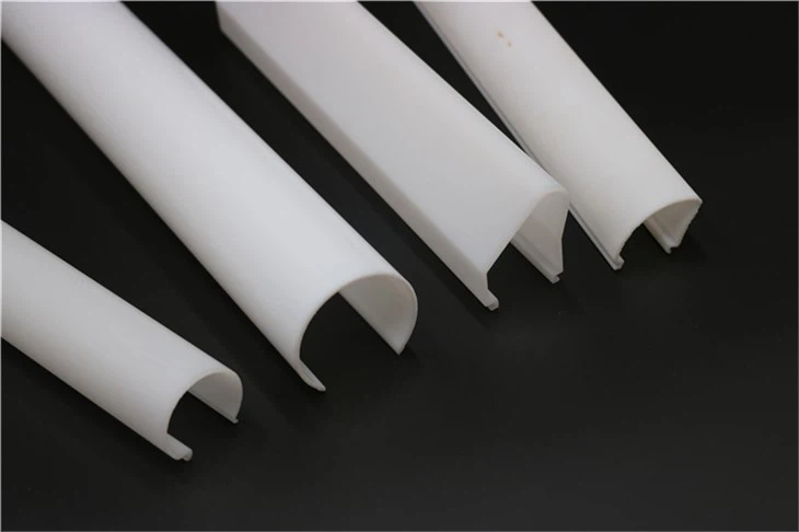 Melkwitte lineaire led-verlichtingsafdekking